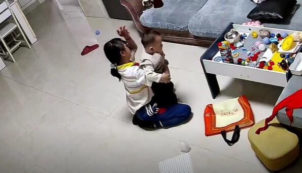 Im letzten Moment: Mädchen fängt stolpernden Jungen vor Tischkante ab