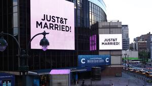 Vor dem Madison Square Garden wurde mit dem Schriftzug "JUST&T MARRIED!" die Hochzeit von Taylor ...