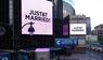 Vor dem Madison Square Garden wurde mit dem Schriftzug "JUST&T MARRIED!" die Hochzeit von Taylor ...
