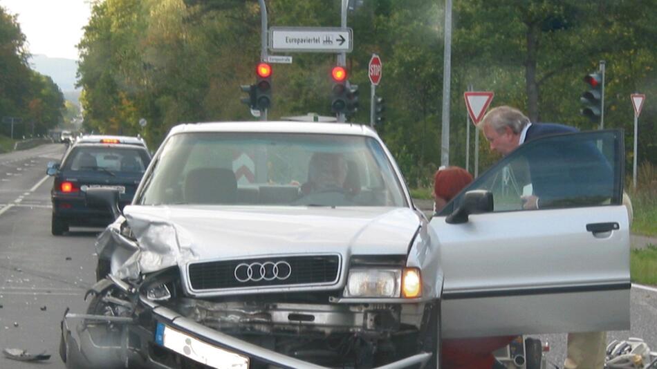 Verhalten nach einem Verkehrsunfall: Wichtig ist es, Ruhe zu bewahren