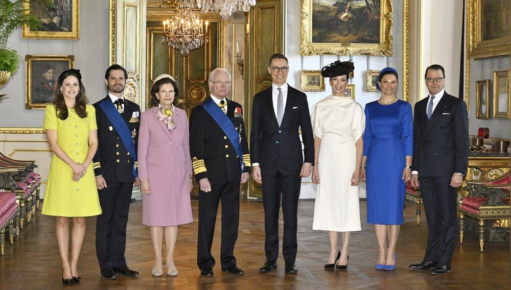 Die schwedische Königsfamilie begrüsst das finnische Präsidentenpaar im Palast in Stockholm. Von ...