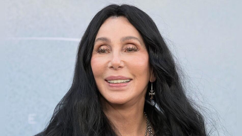 Cher wird in einem Buch in ihre Vergangenheit blicken.