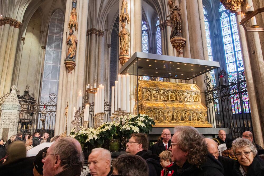 Öffnung des Dreikönigsschreins im Kölner Dom