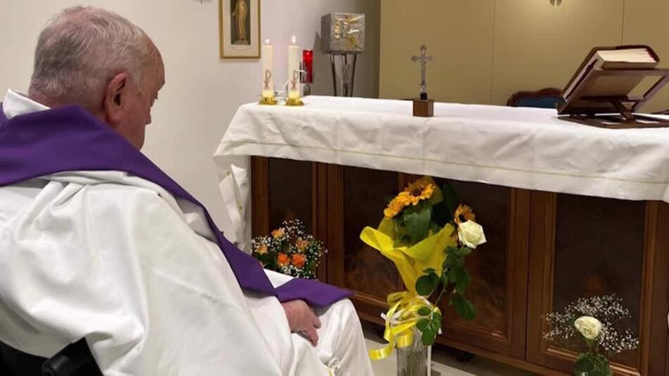 Vatikan veröffentlicht Foto von Papst im Krankenhaus