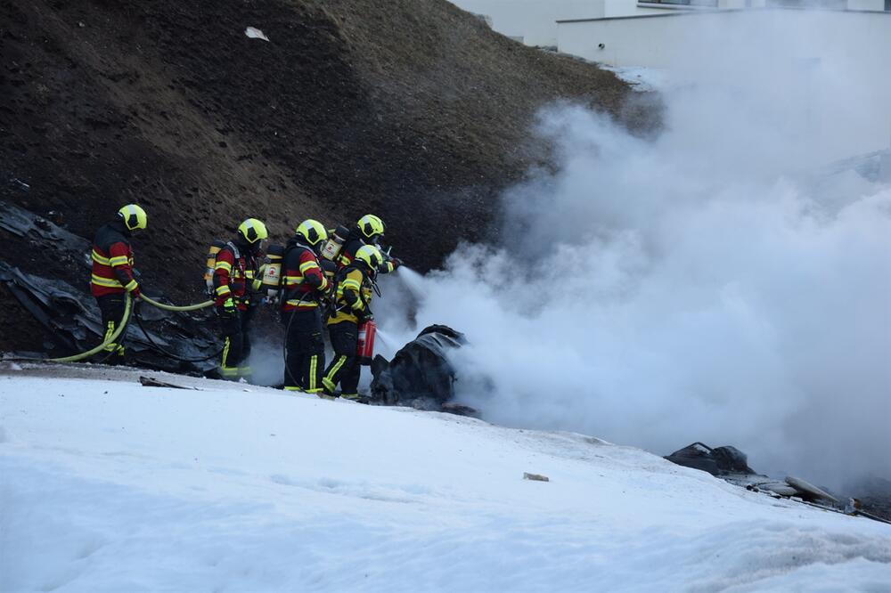 Feuerwehrleute löschen das Flugzeug