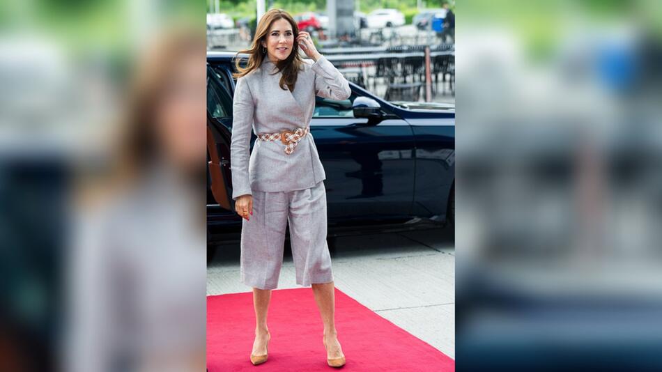 Königin Mary entscheidet sich beim Fashion Summit für ein graues Ensemble.