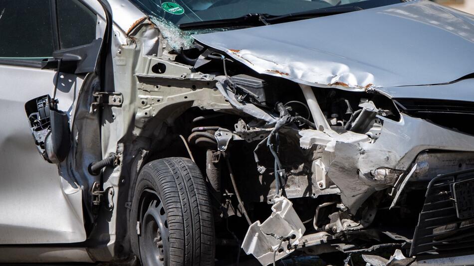 Beschädigtes Auto nach einem Unfall