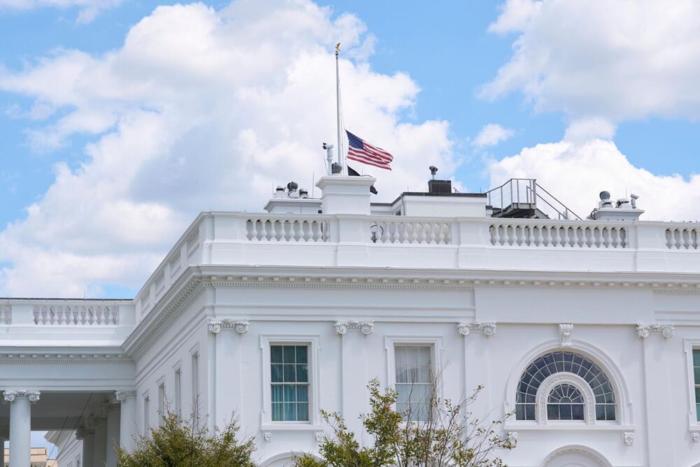 Trump setzt Flaggen auf halbmast nach Todesschüssen auf Kinder