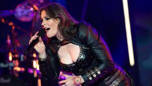 Floor Jansen während eines Nightwish-Konzerts in Schweden.