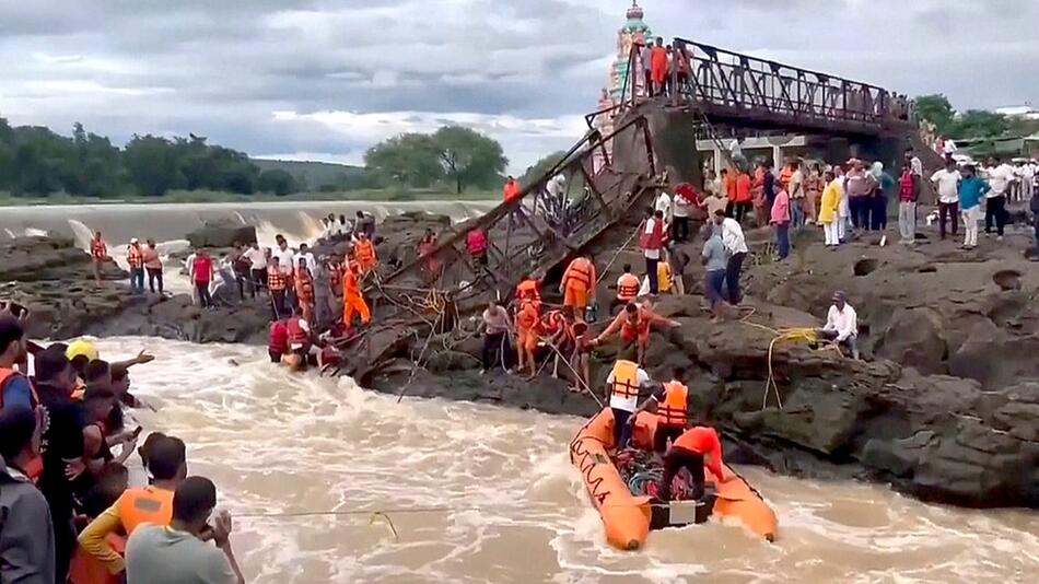 Brücke stürzt in reissenden Fluss: Tote und viele Verletzte in Indien