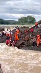 Brücke stürzt in reissenden Fluss: Tote und viele Verletzte in Indien