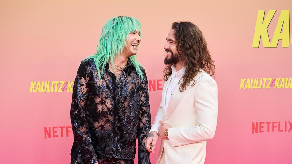 Bill im Glitzerlook, Tom im weissen Anzug – die Kaulitz-Zwillinge lachen sich an.
