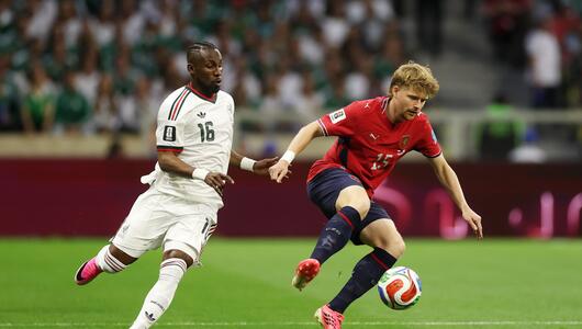 Pavel Sulc verteidigt den Ball gegen Julian Quinones.