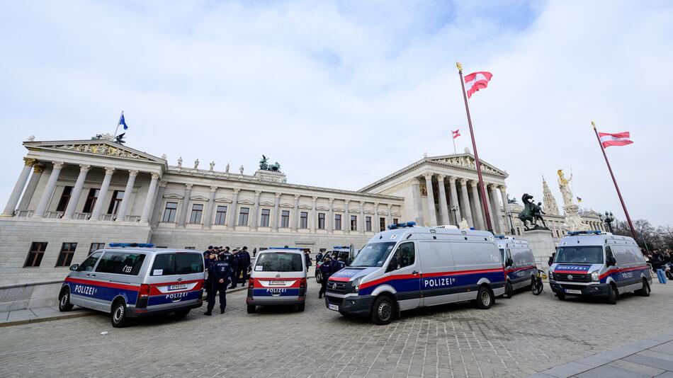 Aktion der Klimaaktivisten vor dem Parlament in Österreich