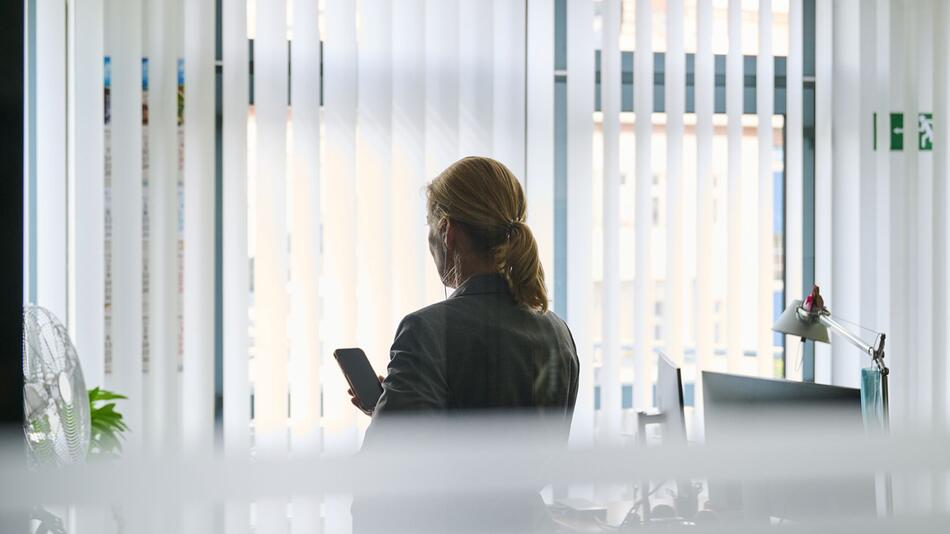 Frau mit Smartphone im Büro