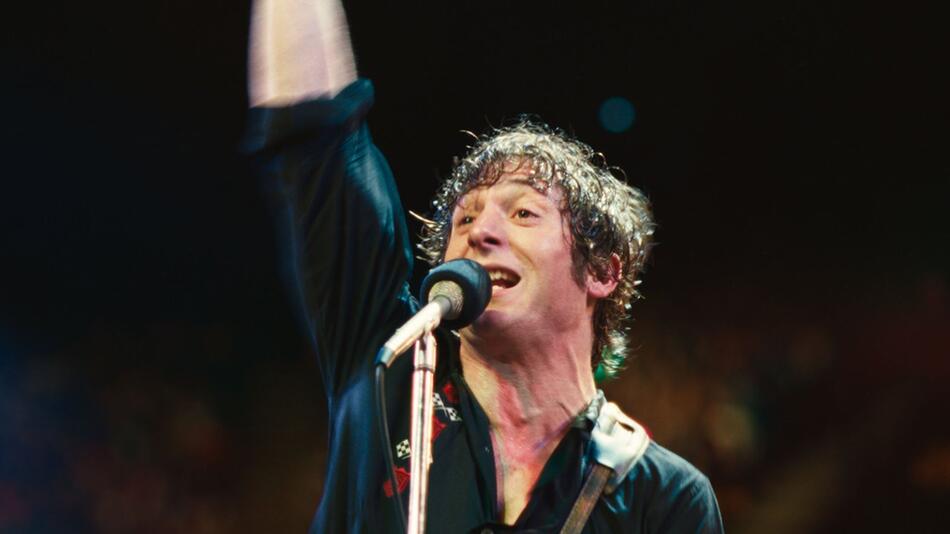 Jeremy Allen White steht in "Deliver Me From Nowhere" als Bruce Springsteen auf der Bühne.