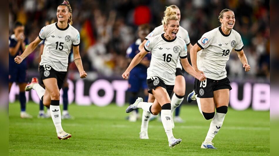 Die DFB-Fussballerinnen feiern nach dem Viertelfinalsieg gegen Frankreich. Am 23. Juli treten sie ...