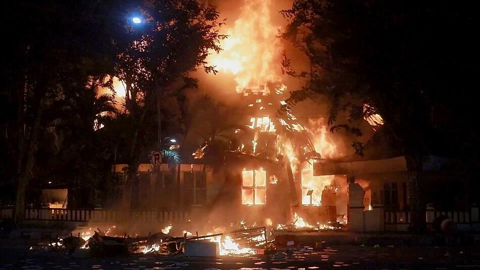 Regionalparlamente in Flammen: Tote bei Massenprotesten in Indonesien