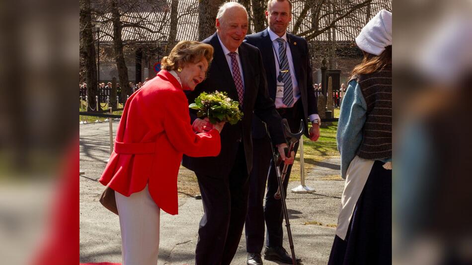 Königin Sonja und König Harald V. von Norwegen bei ihrem Auftritt in Kongsberg.