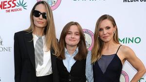 Angelina Jolie und Tochter Vivienne unterstützten ihre gute Freundin Kristen Bell (v.l.n.r.) bei ...