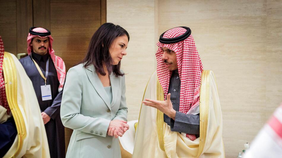 Beim Treffen mit Syriens Aussenminister wurde Annalena Baerbock mit Handschlag begrüsst