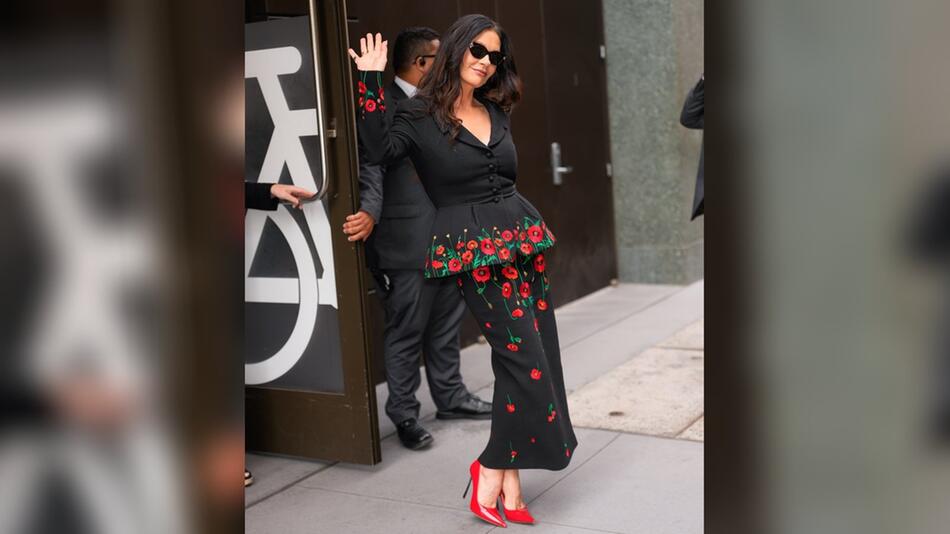 Catherine Zeta-Jones zollt Morticia Addams Tribut.