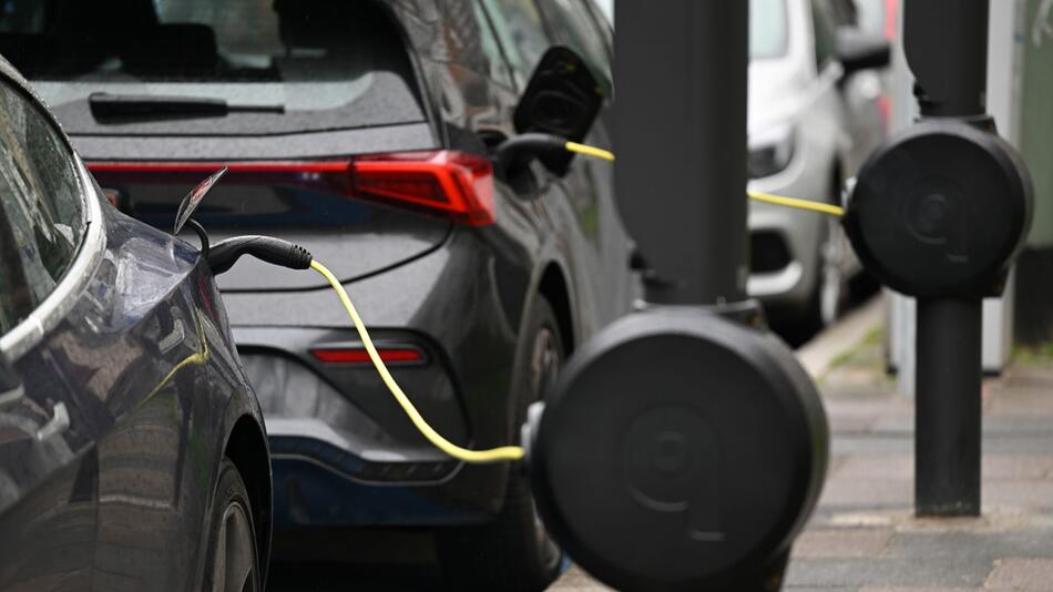 Elektroautos an E-Ladesäulen