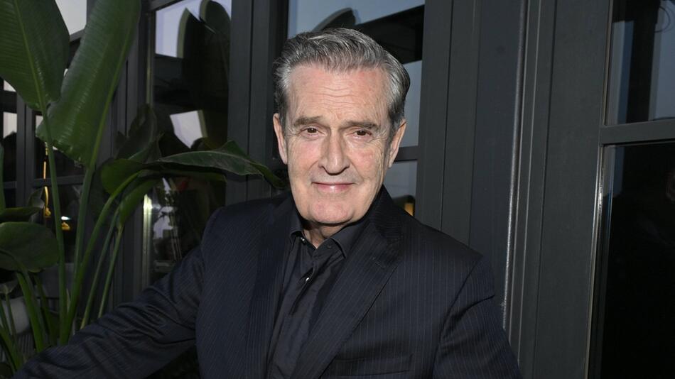 Rupert Everett macht sich im Dorfpub nützlich.