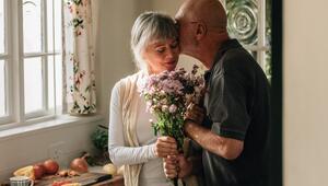 Kleine Gesten im Alltag können zu mehr Nähe in der Partnerschaft beitragen.