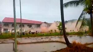 Boden unterspült: Riesiges Schulgebäude stürzt in reissenden Fluss