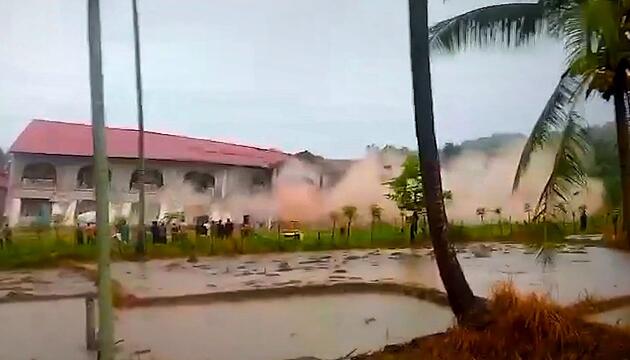 Boden unterspült: Riesiges Schulgebäude stürzt in reissenden Fluss