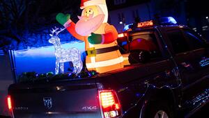 Weihnachtlich geschmücktes Auto bei einer Lichterfahrt