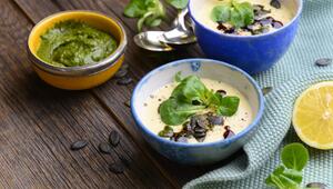 Pastinakensuppe mit Feldsalat-Pesto