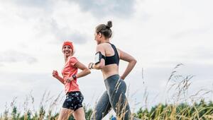 Zwei Frauen joggen gemeinsam