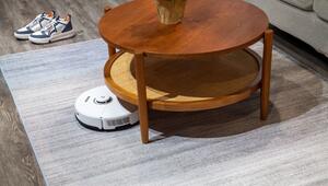 Saug- und Wischroboter von Roborock reinigt einen Teppich