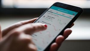 Frau bedient Kryptowährungshandel-App