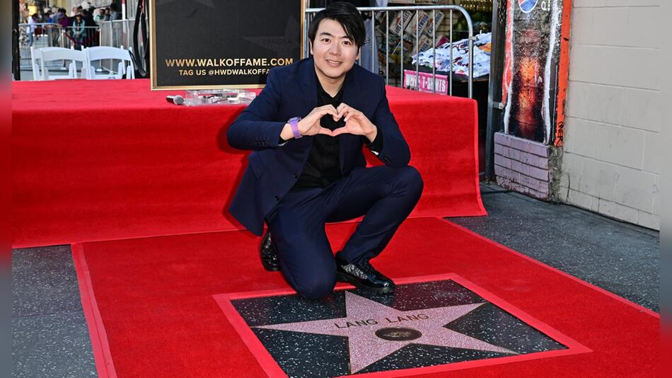 Der chinesische Pianist Lang Lang ist mit einem Stern auf dem Hollywood Walk of Fame geehrt worden.