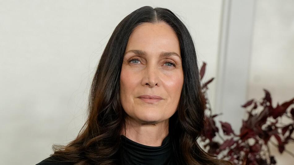 Carrie-Anne Moss bereut nicht, dass sie sich lieber um die Familie als um die Karriere gekümmert ...