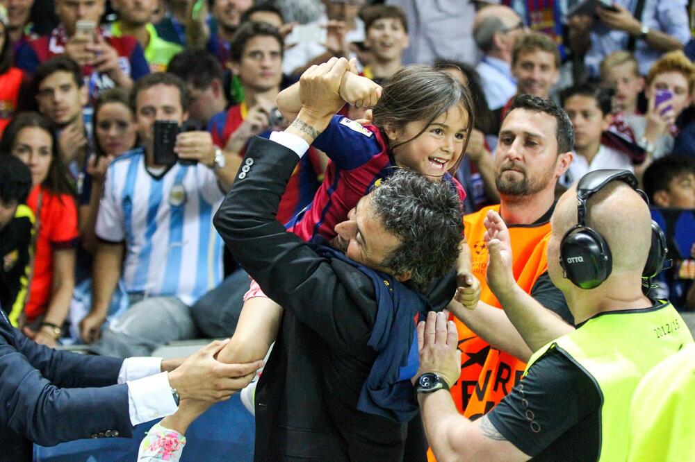 Luis Enrique holt Tochter Xana 2015 auf den Rasen des Berliner Olympiastadions.