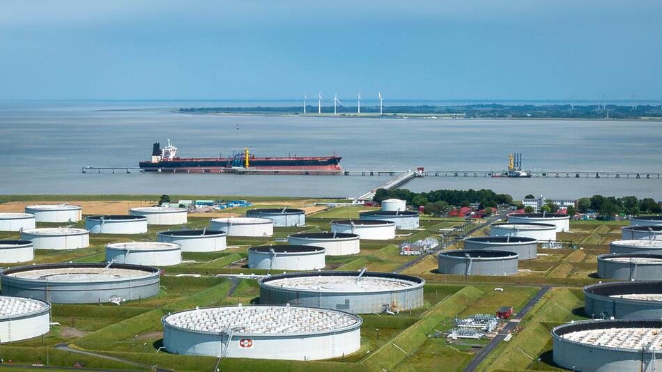 Ein Öltanker liegt an der Tankerlöschbrücke von Nord-West Oelleitung (NWO)