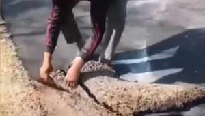 Unglaublich: Neue Strasse schält sich vom Boden ab