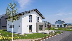 Ein Einfamilienhaus steht an einer Strasse