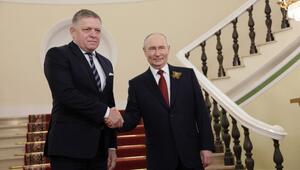 Wladimir Putin begrüsst den Robert Fico.
