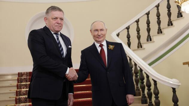 Wladimir Putin begrüsst den Robert Fico.