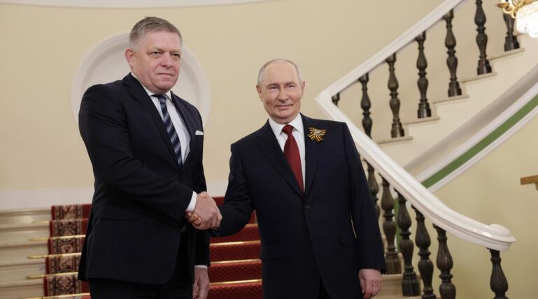 Wladimir Putin begrüsst den Robert Fico.