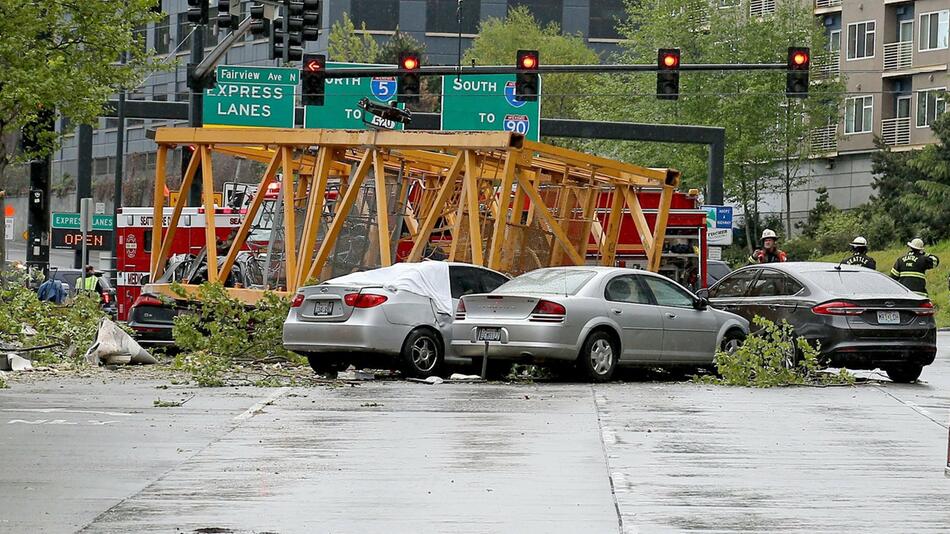 Baukran in Seattle auf Strasse gestürzt