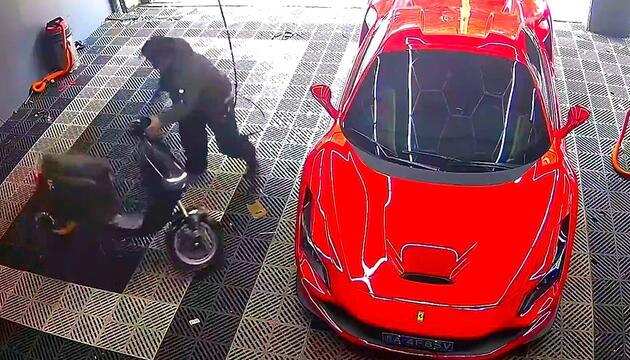 Beinahe in Ferrari gekracht: Elektroroller beschleunigt in Waschanlage von allein