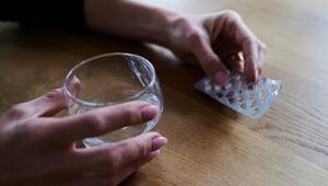 Frau hält Tabletten in der Hand