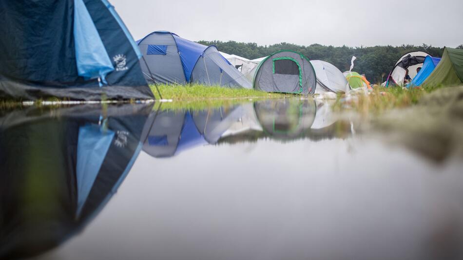 Zelte auf Hurricane-Festival stehen nach Unwetter unter Wasser