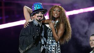 Boy George und Senhit auf der Bühne des Eurovision Song Contest in Wien.
